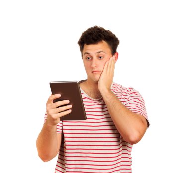 kameraya bakarak ve bir tablet bilgisayar tutan şok adam. duygusal adam beyaz arka plan üzerinde izole.