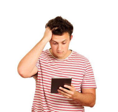 Genç bir dijital tablet üzerinde çalışan ve kafa tutan öğrenci şok. duygusal adam beyaz arka plan üzerinde izole.