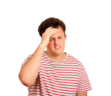 Yorgun mutsuz adam ayakta alnına el ve iş yerinde büyük baskısı nedeniyle baş ağrısı muzdarip. duygusal adam beyaz arka plan üzerinde izole.