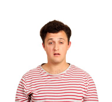 Dağınık saç ve kasvetli gülümseme tatminsiz uykulu adam. duygusal adam beyaz arka plan üzerinde izole.