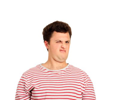 Disguting şok genç adam hoş olmayan ve kötü bir şey arıyorum. duygusal adam beyaz arka plan üzerinde izole.