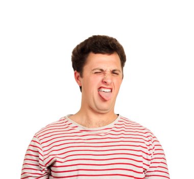 Genç bir adam onun dilini dışarı şok ve korku çekin nefretle bakıyor. duygusal adam beyaz arka plan üzerinde izole.