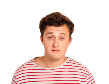 Yakın kadar kırmızı gözleri ile ağlayan adam portresi. duygusal adam beyaz arka plan üzerinde izole.