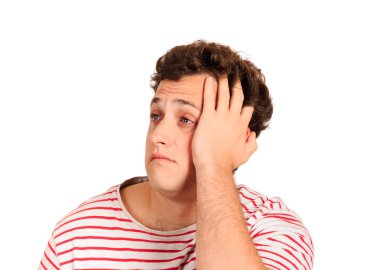 saç elinde umutsuz ağlayan adam. duygusal adam beyaz arka plan üzerinde izole.