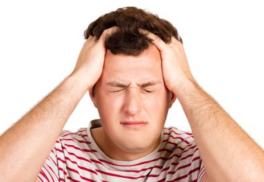 Umutsuzca ağlamaya, kötü haber gözlerini kapatma kafasına, el ele tutuşarak beyaz ve kırmızı gömlek giyen bir genç hipster adam. having problem adam. duygusal adam beyaz arka plan üzerinde izole.