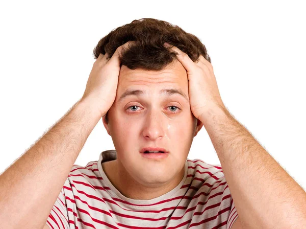 Ellerini başının arkasına tutarak ağlamaya umutsuz genç adam. duygusal adam beyaz arka plan üzerinde izole.