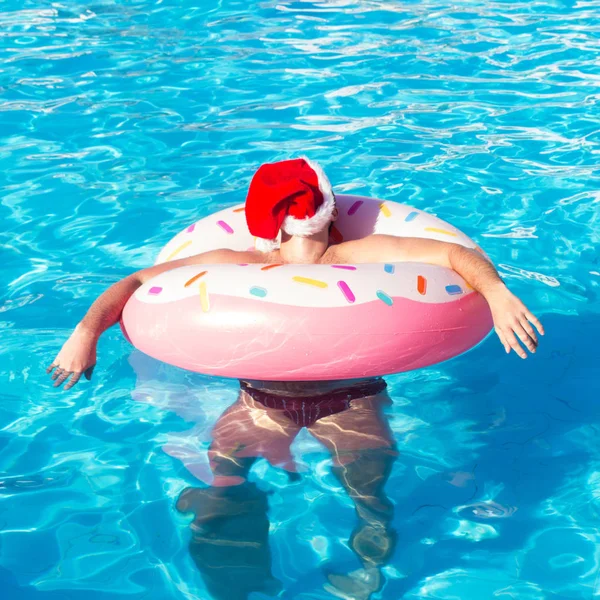 Muž Klobouku Vánoční Procházky Bazénu Slunečný Den Pocit Relax — Stock fotografie
