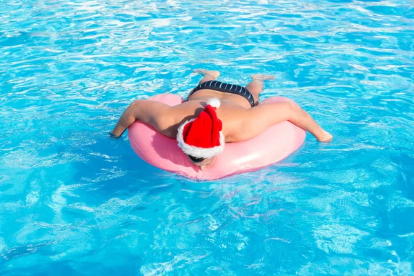 Hombre Santa Claus Sombrero Caminando Piscina Día Soleado Sensación Relax — Foto de Stock