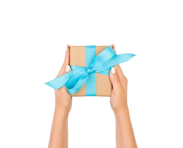 Vrouw Handen Met Cadeau Verpakt Versierd Met Blauwe Strik Geïsoleerd — Stockfoto