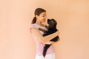 Genç kadın siyah Alman çoban köpek yüzünü yakın tutmak.