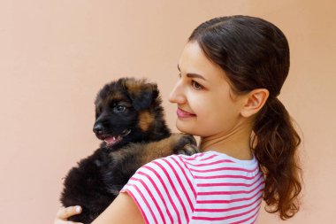 Güzel kız şirin küçük köpek sıkı sarılma.