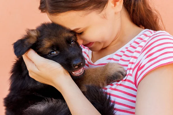Jovem Mulher Gosta Abraçar Pequeno Cachorrinho Bonito — Fotografia de Stock