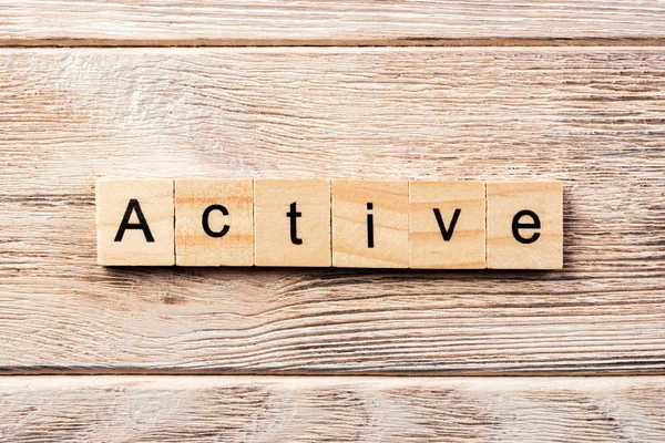 Tahta blokta aktif kelime yazıyor. Tablo üzerinde etkin metin, konsept.