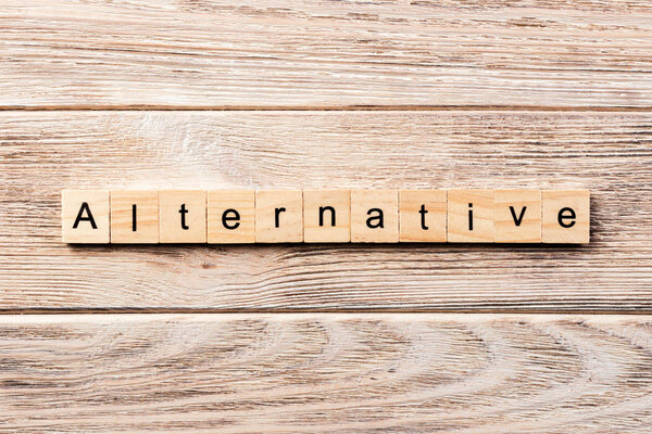 альтернативное слово, написанное на дереве. альтернативный текст на столе, концепция.