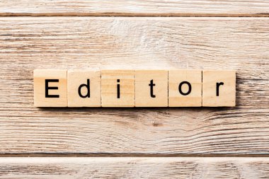 Tahta bloğa yazılmış editör kelimesi. Tablo, konsept üzerinde düzenleyici metin.