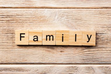 Tahta blokta aile kelimesi yazılı. Aile metni masa üzerinde, konsept.