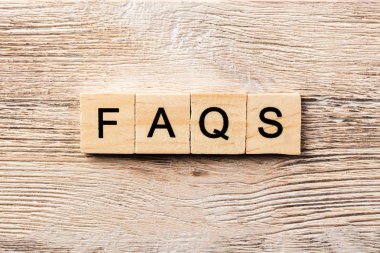 Tahta bloğa yazılmış faqqs kelime. Masada faqs metin, konsept.