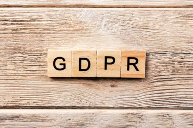 Tahta blokta GDPR kelimesi yazıyor. Tablo üzerinde gdpr metin, konsept.