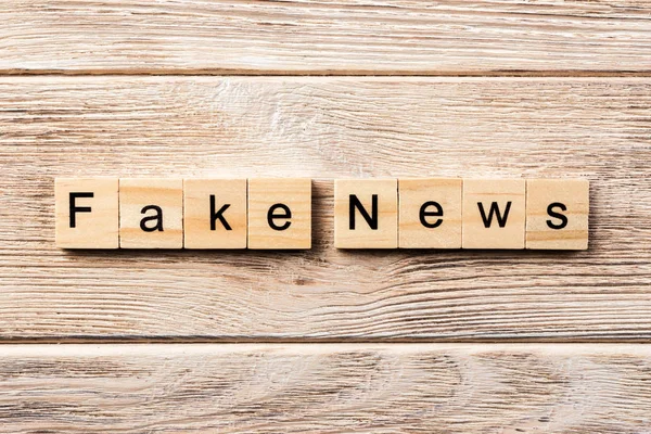 Fałszywe Wieści Napisane Drewnianym Bloku Fake News Tekst Stole Koncepcja — Zdjęcie stockowe