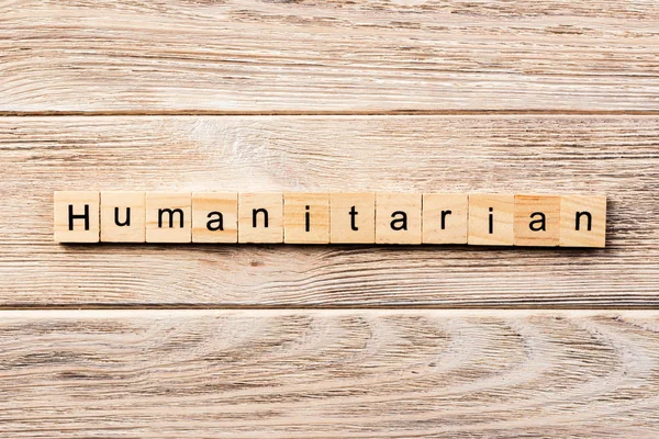 木のブロックに書かれた人道的な言葉です テーブルの上の人道的なテキストや — ストック写真
