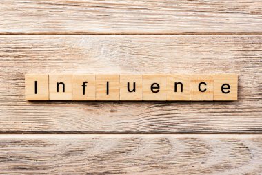 Tahta blokta yazılı etkili bir kelime. Tablo, konsept üzerindeki metni etkilemek.