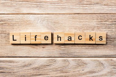 Hayat, tahta blokta yazılmış kelimeleri hackler. Hayat masadaki metni, konsepti hackliyor.