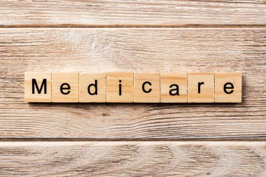 Tahta blokta sağlık sigortası kelimesi yazıyor. Masada sağlık sigortası metni, konsept.