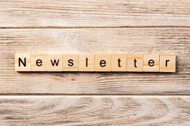 Tahta blokta haber bülteni. Haber metni masa üzerinde, konsept.