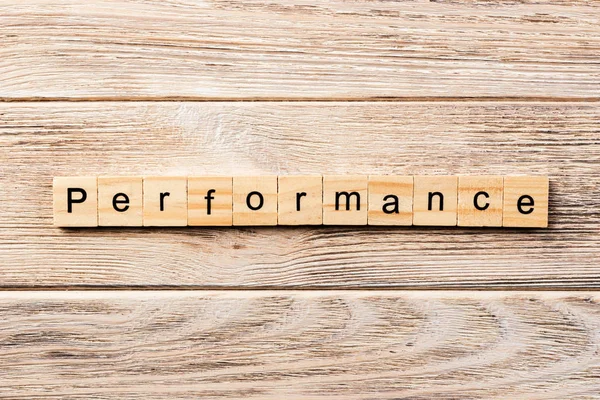 Parola Prestazione Scritta Sul Blocco Legno Performance Text Table Concept — Foto Stock