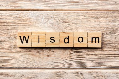 Tahta blokta yazan bilgelik kelimesi. Masada bilgelik metni, konsept.