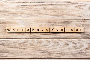 Tahta blokta nerede yazılıydı? Masanın üzerinde nereye gittin, konsept....