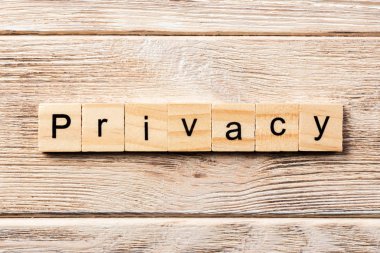 Ahşap blokta özel kelime yazıyor. masadaki gizlilik metni, konsept.