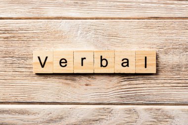 Tahta blokta yazılı sözlü kelime. tablo üzerinde sözel metin, kavram.