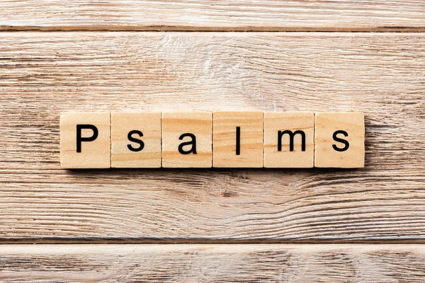 Ψαλμοί Γραμμένοι Ξύλο Κείμενο Ψαλμών Στο Τραπέζι Έννοια — Φωτογραφία Αρχείου