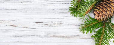 Ahşap arka plan üzerinde koniler ile Noel ağacı dalları.