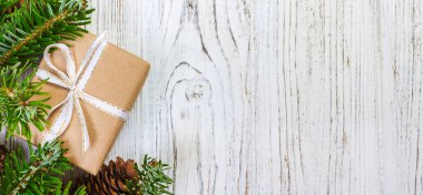 Noel Noel hediyesi çam dalları ile ahşap arka plan üzerinde arka plan. Noel ve mutlu yeni yıl kompozisyon. Üstten Görünüm.