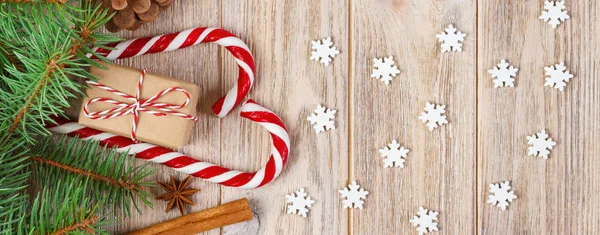 Caixa Presente Natal Cana Açúcar Com Floco Neve Ramo Abeto — Fotografia de Stock