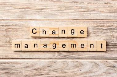 Tahta blokta yönetim sözcüğünü değiştir. tablo üzerinde yönetim metnini değiştir, konsept.