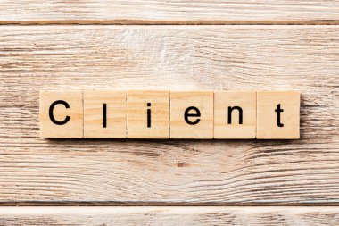 Müşteri sözcüğü tahta blokta yazılı. masadaki istemci metni, konsept.