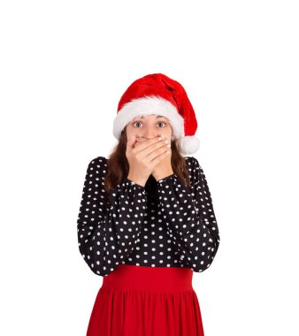 elbiseli kadın korkuyor ve ağız elleriyle kapatır. Noel Baba'ya duygusal kız beyaz arka plan üzerinde izole Noel şapka. tatil kavramı.