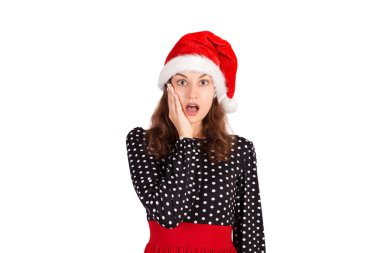 Çene bırakarak ve açık ağızlı nefes nefese şaşırdım ve sürpriz sevimli erkek portresi etkilendim yaptı ve şok. Noel Baba'ya duygusal kız beyaz arka plan üzerinde izole Noel şapka. tatil kavramı.