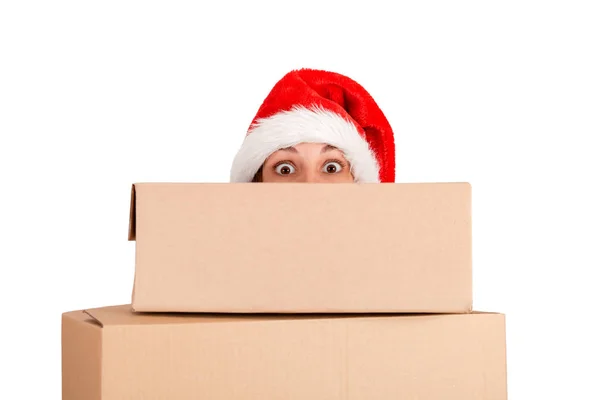 Überraschte Frau Mit Weihnachtsmütze Weihnachtsgeschenk Vor Dem Gesicht Isoliert Auf — Stockfoto