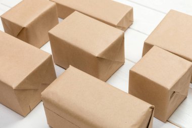 bir sürü beyaz ahşap zemin üzerine karton kutu. üstten görünüm.