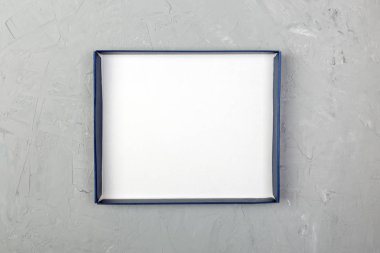 karton kutu gri çimento arka plan yüzeyi. üstten görünüm için tasarım boş.