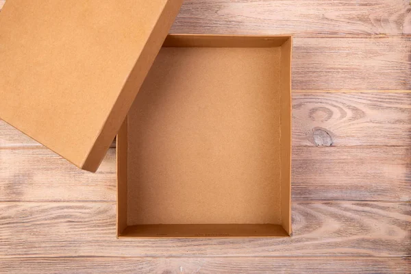 Karton Doboz Egy Fából Készült Asztal Megnyitott Szemközti Nézet — Stock Fotó