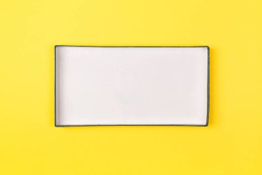 Boş kutu sarı zemin üzerine ürün için. üstten görünüm.