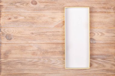 Beyaz masa üstten görünüm üzerinde boş karton kutu.