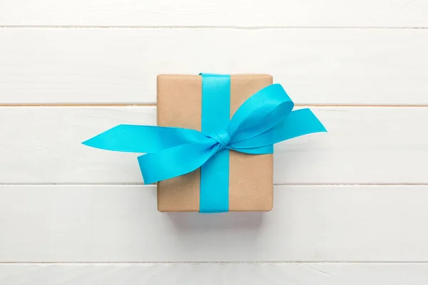 礼品盒与蓝色弓在白色木表与复制空间 顶部视图 — 图库照片
