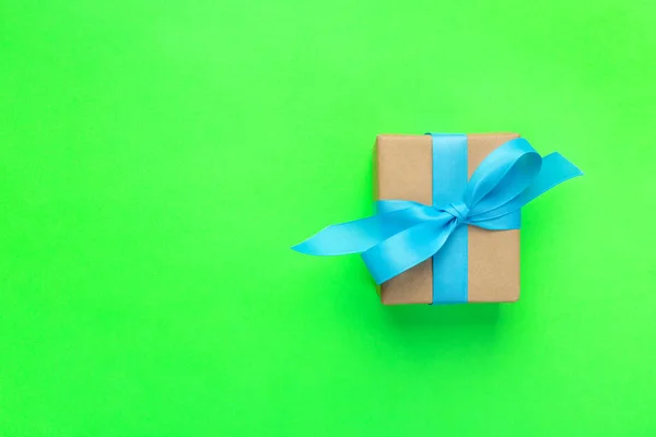 Gift Wrapped Decorated Blue Bow Green Background Copy Space Flat — Stock Photo, Image