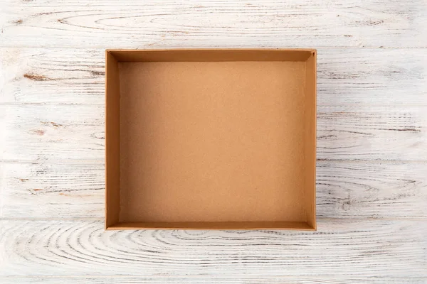 Caja Cartón Vacía Sobre Fondo Madera Blanco Vista Superior — Foto de Stock